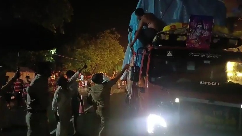 Saharanpur News: बारिश में भी नहीं रुकी चेकिंग, इंचीटेप लेकर डीजे-कांवड़ों की ऊंचाई नापती दिखी सहारनपुर पुलिस