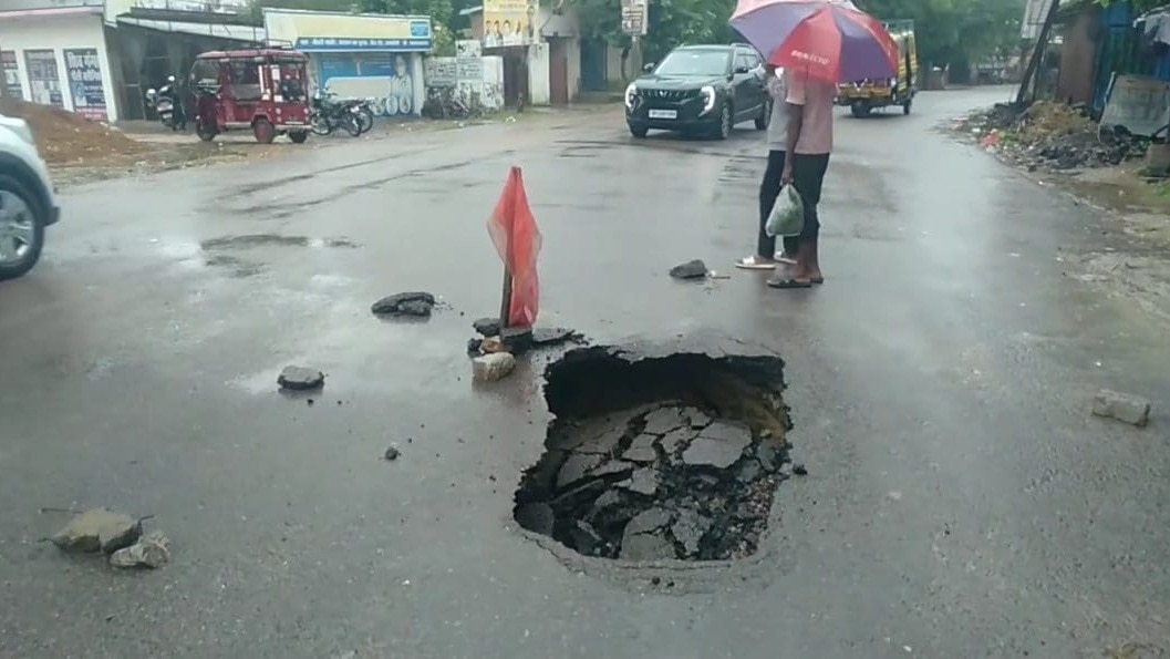 रायबरेली में 9 करोड़ की जेल रोड पहली बारिश में धंसी, PWD के निर्माण पर उठे सवाल
