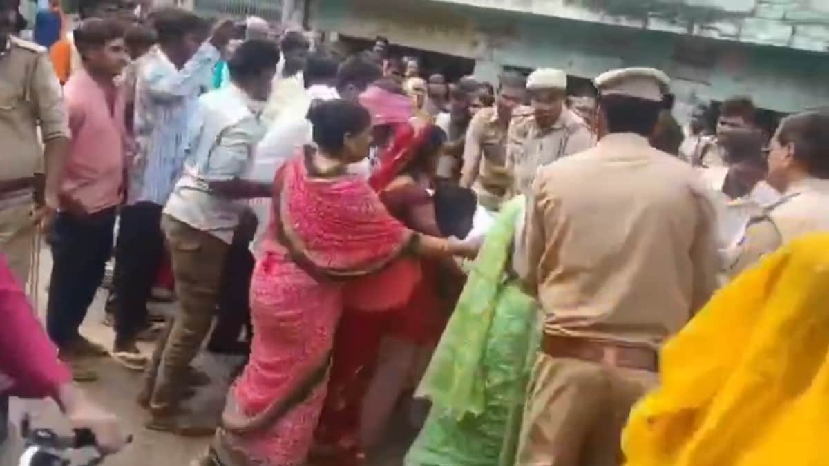 Amethi News: गौरीगंज में तीन घंटे हाईवे जाम, पुलिस पर पथराव के आरोप में 8 नामजद गौरीगंज में तीन घंटे हाईवे जाम, पुलिस पर पथराव के आरोप में 8 नामजद
