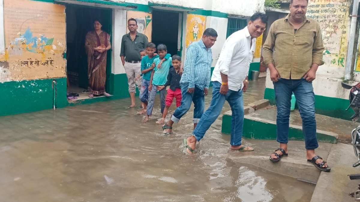 बारिश से तालाब बना प्राथमिक विद्यालय, घुटनों तक पानी में स्कूल पहुंचे मासूम बच्चे