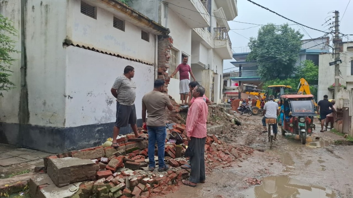  मुआवजा बिना सड़क चौड़ीकरण का विरोध, ग्रामीणों ने डीएम से लगाई न्याय की गुहार