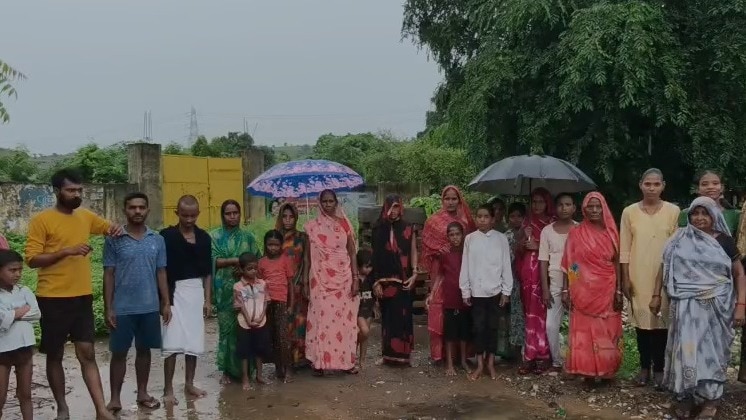 Mirzapur News: बरकछा कला गांव में वर्षों से बिजली का इंतजार, पोल लगे लेकिन घरों तक नहीं पहुंची सप्लाई