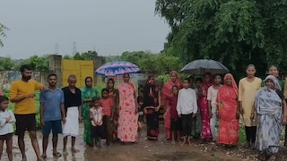 Mirzapur News: बरकछा कला गांव में वर्षों से बिजली का इंतजार, पोल लगे लेकिन घरों तक नहीं पहुंची सप्लाई बरकछा कला गांव में वर्षों से बिजली का इंतजार, पोल लगे लेकिन घरों तक नहीं पहुंची सप्लाई