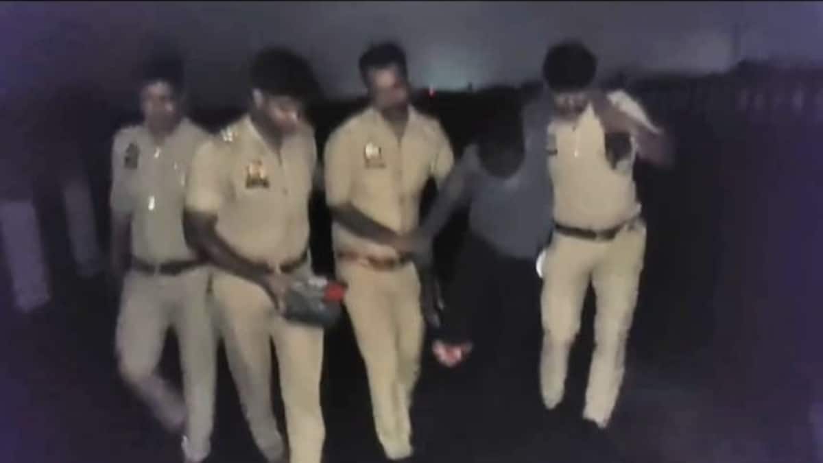 Raebareli News: एनकाउंटर में 2 बदमाशों के पैर में लगी गोली, 5 गिरफ्तार, 12.8 किलो चांदी बरामद एनकाउंटर में 2 बदमाशों के पैर में लगी गोली, 5 गिरफ्तार, 12.8 किलो चांदी बरामद