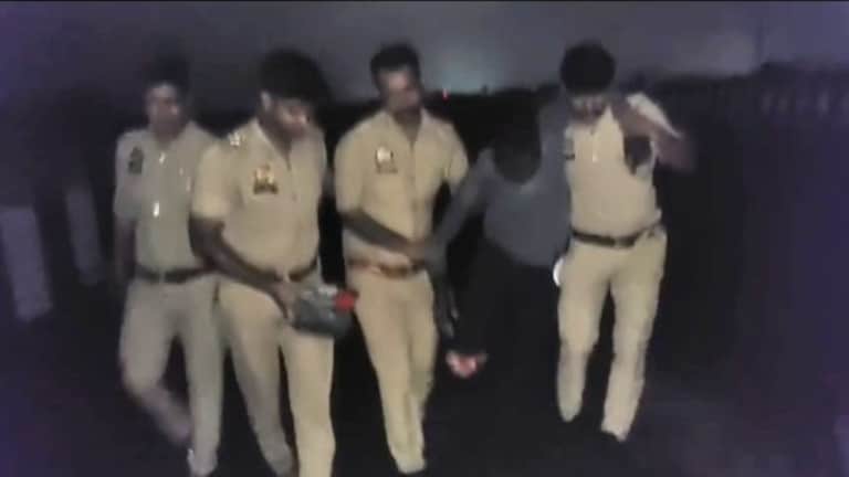 Raebareli News: एनकाउंटर में 2 बदमाशों के पैर में लगी गोली, 5 गिरफ्तार, 12.8 किलो चांदी बरामद एनकाउंटर में 2 बदमाशों के पैर में लगी गोली, 5 गिरफ्तार, 12.8 किलो चांदी बरामद
