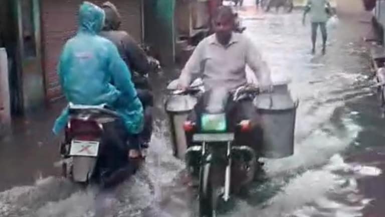 Moradabad News: चंद घंटों की बारिश में डूबी गलियां, जाहिद नगर में जलभराव से लोगों का जीना हुआ मुश्किल चंद घंटों की बारिश में डूबी गलियां, जाहिद नगर में जलभराव से लोगों का जीना हुआ मुश्किल