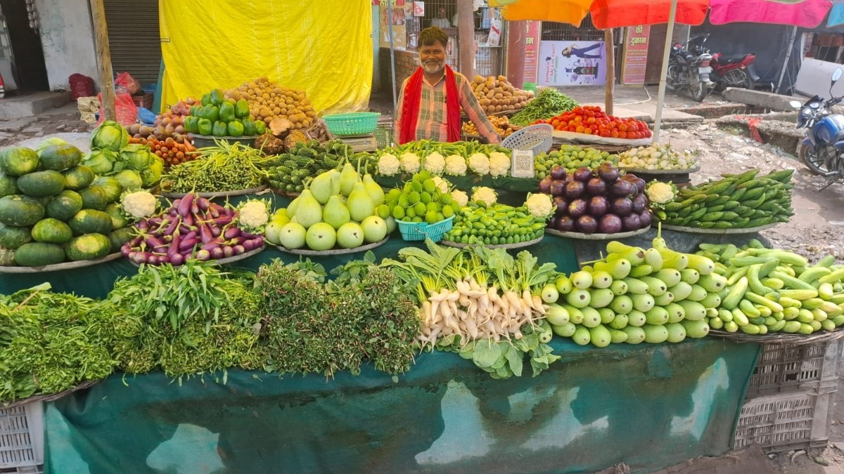 Chandauli Mandi Bhav: मुगलसराय मंडी में सब्जियों के दाम स्थिर, आलू-प्याज और शिमला मिर्च अब भी महंगी