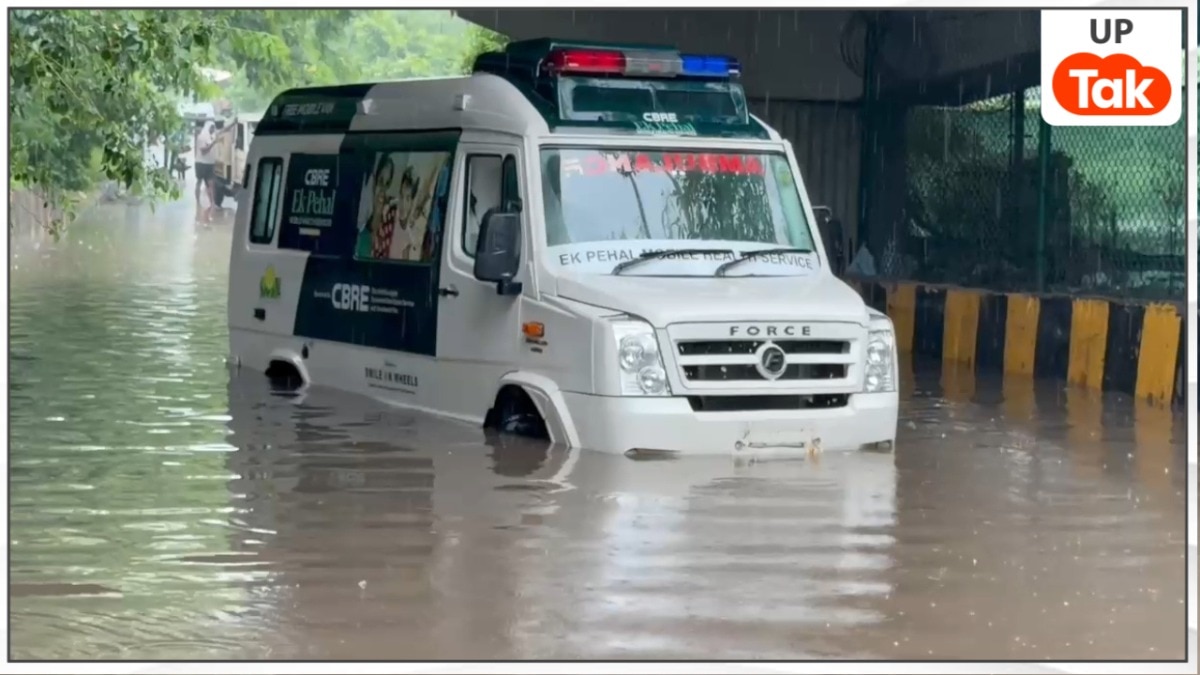 भारी बारिश के बाद नोएडा में महामाया फ्लाईओवर के नीचे 3 से 4 फीट तक भरा पानी, आधे घंटे तक फंसी रही एंबुलेंस 