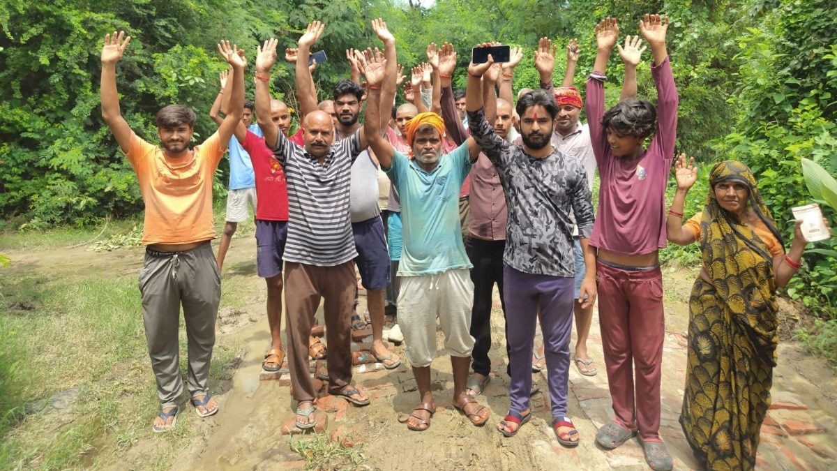 15 साल से बदहाल सड़क पर ग्रामीणों का फूटा गुस्सा, 'रोड नहीं तो वोट नहीं' की चेतावनी, MLC ने दिया निर्माण का भरोसा