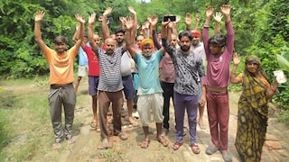 Barabanki News: 15 साल से बदहाल सड़क पर ग्रामीणों का फूटा गुस्सा, 'रोड नहीं तो वोट नहीं' की चेतावनी, MLC ने दिया निर्माण का भरोसा 15 साल से बदहाल सड़क पर ग्रामीणों का फूटा गुस्सा, 'रोड नहीं तो वोट नहीं' की चेतावनी, MLC ने दिया निर्माण का भरोसा