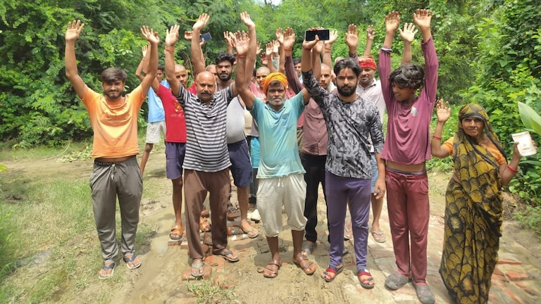 Barabanki News: 15 साल से बदहाल सड़क पर ग्रामीणों का फूटा गुस्सा, 'रोड नहीं तो वोट नहीं' की चेतावनी, MLC ने दिया निर्माण का भरोसा 15 साल से बदहाल सड़क पर ग्रामीणों का फूटा गुस्सा, 'रोड नहीं तो वोट नहीं' की चेतावनी, MLC ने दिया निर्माण का भरोसा