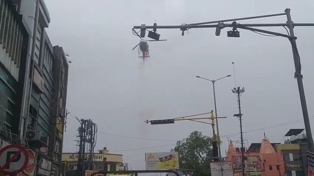 Saharanpur News: कांवड़ियों पर हेलीकॉप्टर से हुई पुष्प वर्षा, 'हर-हर महादेव' के जयकारों से गूंजा सहारनपुर कांवड़ियों पर हेलीकॉप्टर से हुई पुष्प वर्षा, 'हर-हर महादेव' के जयकारों से गूंजा सहारनपुर