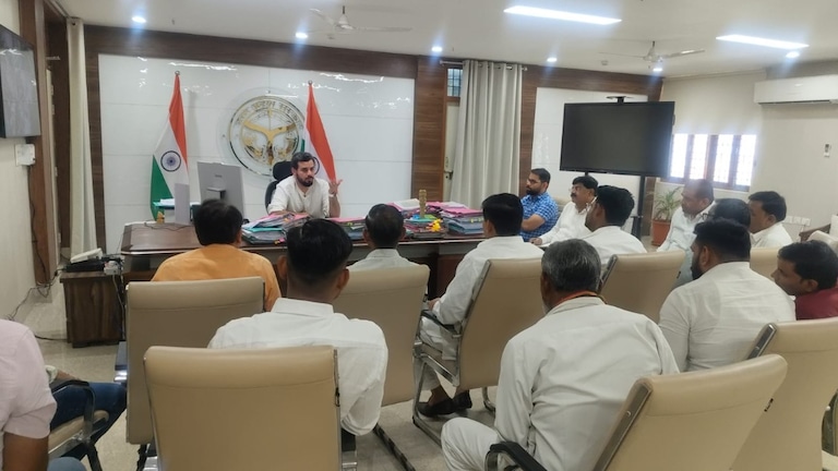 Mathura News: नगर आयुक्त ने पार्षदों संग की विकास कार्यों की समीक्षा, सफाई और जनसमस्याओं के समाधान पर जोर नगर आयुक्त ने पार्षदों संग की विकास कार्यों की समीक्षा, सफाई और जनसमस्याओं के समाधान पर जोर