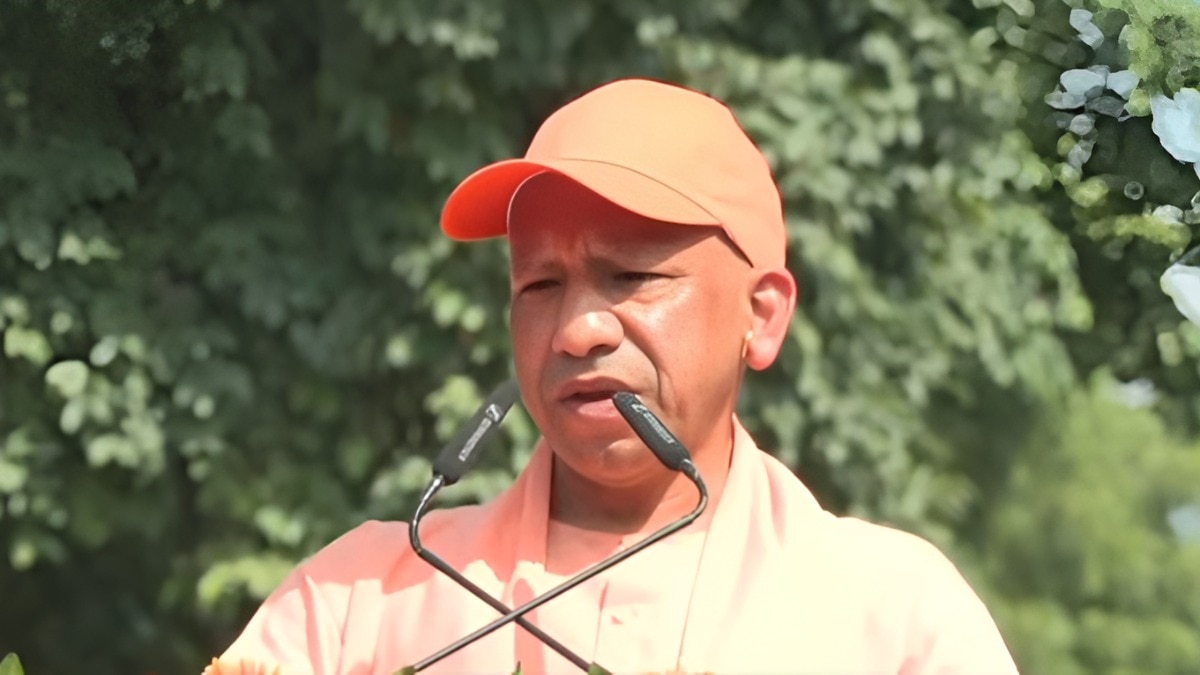 लखनऊ में तिरंगा यात्रा में CM योगी की हुंकार, बोले- 'राष्ट्र प्रतीकों का अपमान अब नहीं चलेगा'