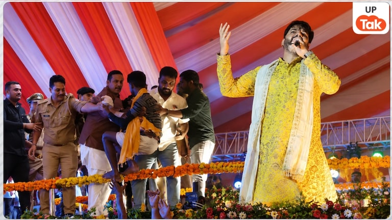 पवन सिंह के मंच पर चढ़े कांवड़िए को गार्ड्स ने फेंक दिया नीचे, फिर जो हुआ वो सब देखते रह गए Pawan Singh News