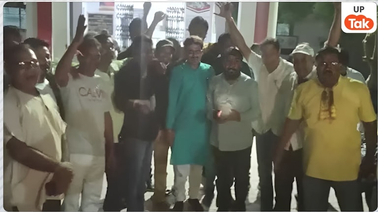 BJP नेता निधीश कांत भट्ट हुए हनीट्रैप का शिकार, अलीगढ़ में नशीला पदार्थ खिलाकर अश्लील VIDEO बनाया फिर मांगे 5 लाख रुपए! आरोपियों पर सख्त कार्रवाई की मांग को लेकर समर्थकों संग थाने पहुंचे BJP नेता.