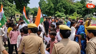 'कलेक्ट्रेट से नहीं हटेंगे...' हमीरपुर में डीएम के गेट पर बैठे Gen Alpha, हाथों में तिरंगा लेकर कर रहे ये मांग UP Tak