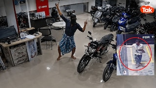 चोर ने 4.5 घंटे तक शोरूम में काटी मौज; नहाया-कॉफी पी, लुंगी डांस किया और फिर... CCTV देख लोग कंफ्यूज! UP Tak