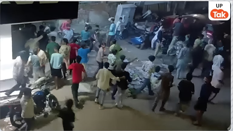 रात 11:59 बजे दिया ₹16 में कपड़े खरीदने का ऑफर, पहुंच गए 3000+ लोग… अचानक आई भारी भीड़ देख भाग गया दुकान मालिक रईस आलम Kanpur 16 Rupees Clothing Offer News