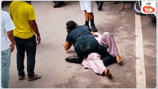 गर्लफ्रेंड के साथ सड़क पर घूम रहा था पति और अचानक सामने आ गई पत्नी, फिर हुई दोनों महिलाओं में तगड़ी फाइट Meerut Viral Video