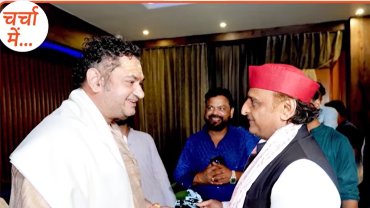 कौन हैं पुंडरीक महाराज जिनसे मिलने पहुंचे अखिलेश यादव, कभी इनको लेकर थे हमलावर
