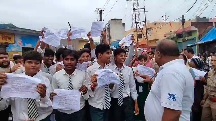 Opinion: कौन लिख रहा है स्कूली बच्चों के प्रदर्शन की अदृश्य पटकथा? जानिए पर्दे के पीछे का पूरा खेल!