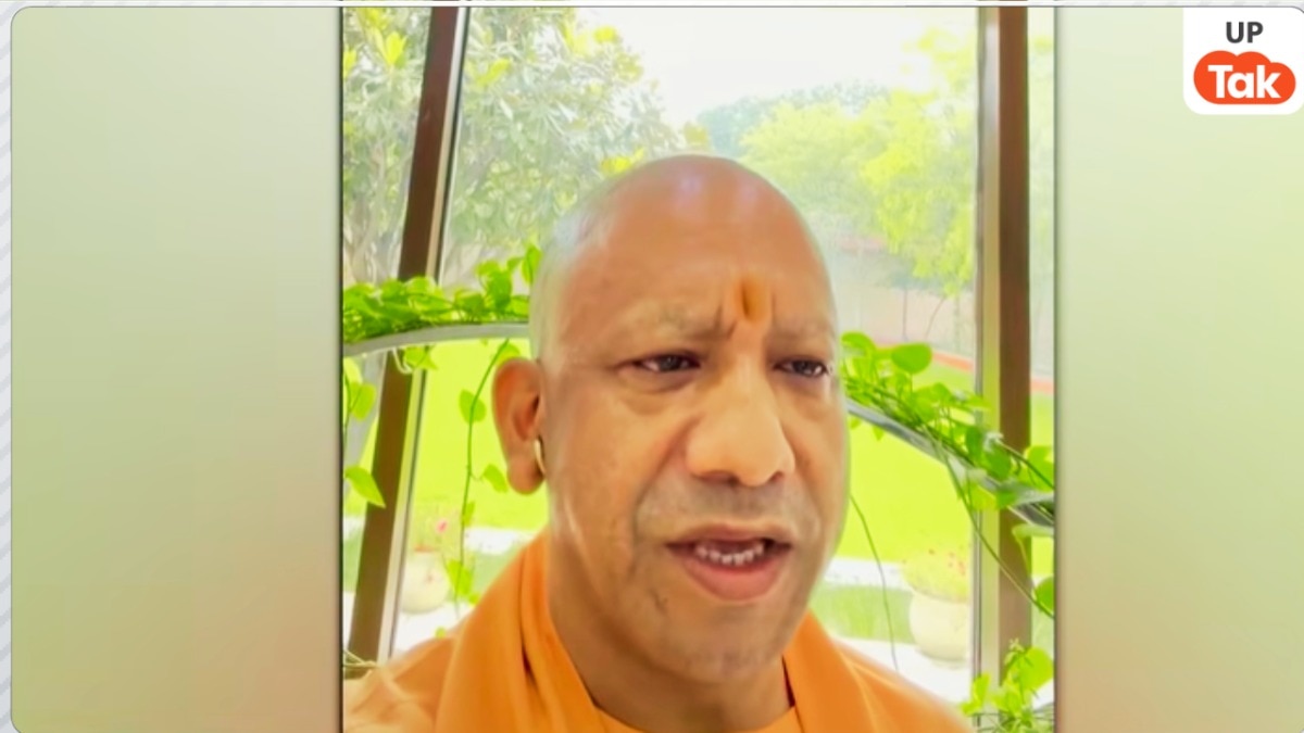हाथ में ली सेल्फी स्टिक और बनाई रील...सीएम योगी का ये 'Gen Z' स्टाइल वाला वीडियो देखा क्या आपने?