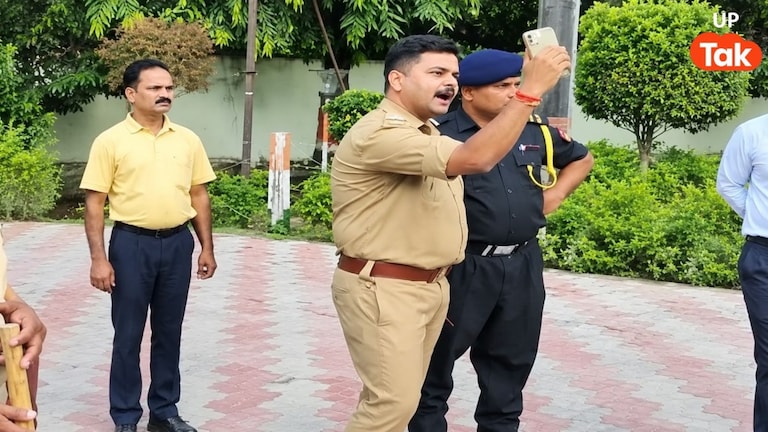 ‘इतनी फोर्स लगाऊंगा कि ठंडा कर दूंगा...’ गोरखपुर में छात्रों के धरने के बीच दरोगा ने दी धमकी, फिर ये सब पता चला Gorakhpur Police News