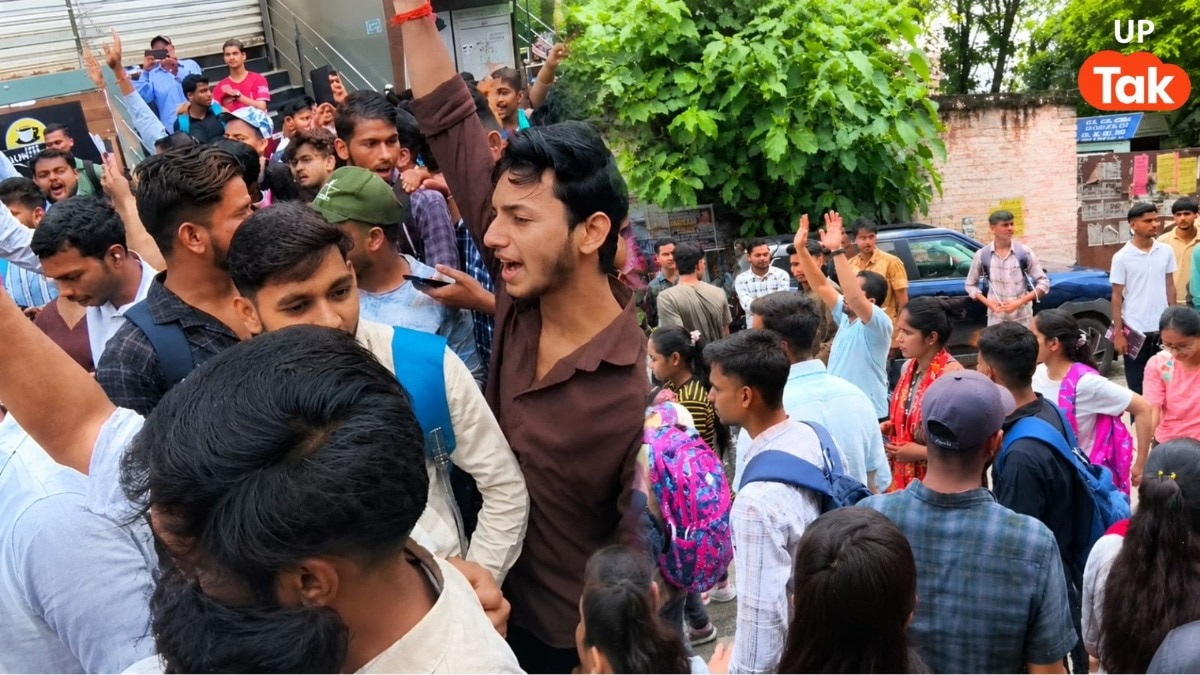 लखनऊ में 500+ छात्रों से फीस वसूली, फिर कोचिंग संचालक हो गया फरार! गैलेक्सी क्लासेज के स्टूडेंट्स ने किया हंगामा