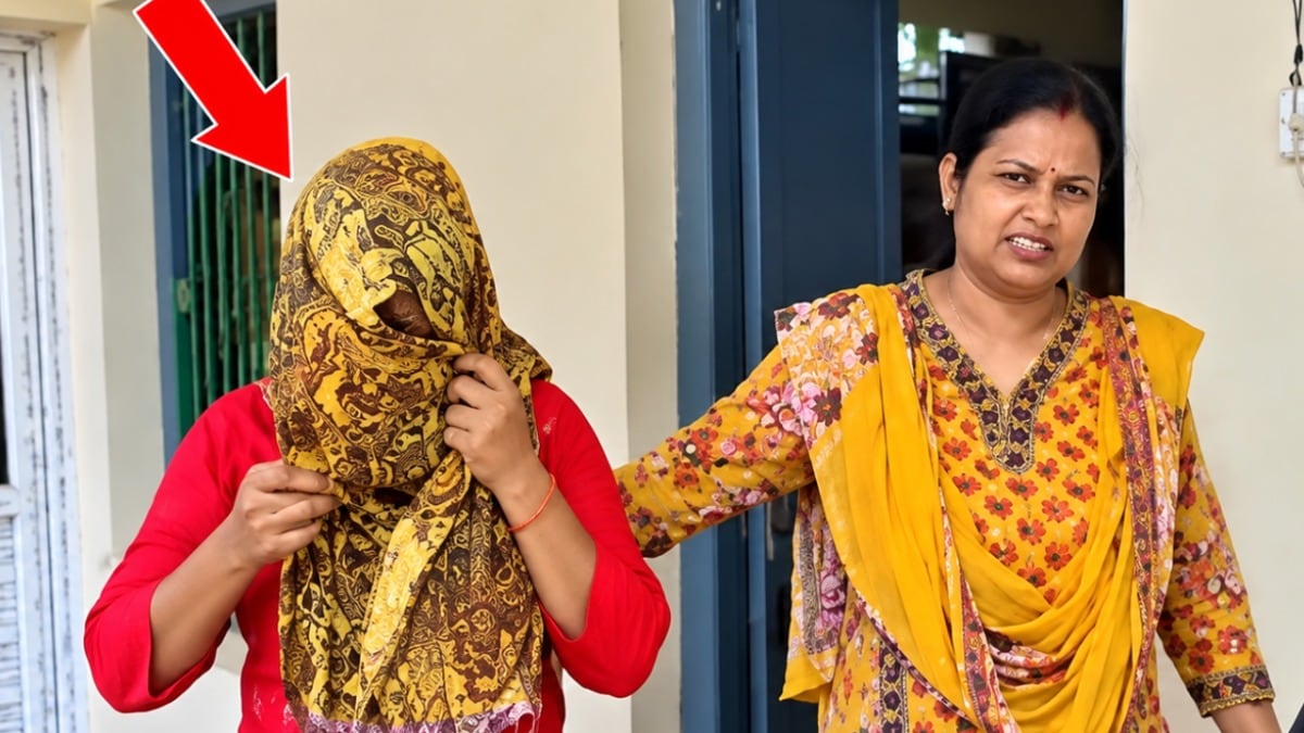 यूपी से ट्रेन में लाई शराब की बोतलें, पटना जंक्शन के बाहर गिरफ्तार हुई रिया तस्वीर में गिरफ्तार महिला रिया
