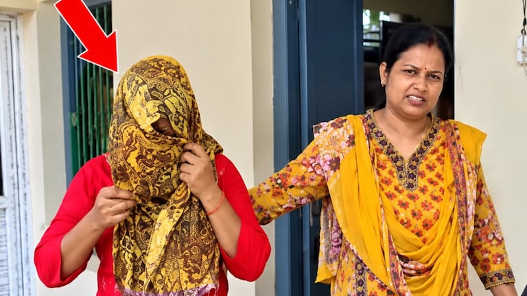 यूपी से ट्रेन में लाई शराब की बोतलें, पटना जंक्शन के बाहर गिरफ्तार हुई रिया तस्वीर में गिरफ्तार महिला रिया