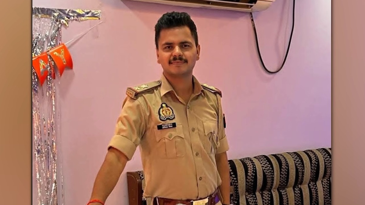 कौन हैं छात्रों को धमकाने वाले गोरखपुर के दरोगा अविरल मिश्रा जिनका विवादों से है पुराना नाता?