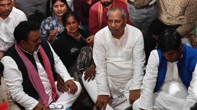 अपनी ही सरकार के खिलाफ धरने पर बैठे मंत्री संजय निषाद, अखिलेश की सपा का मिला साथ! 