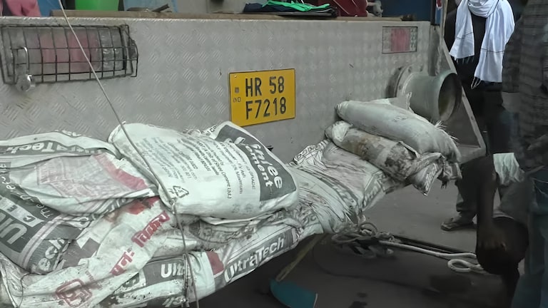 वाराणसी में पानी की जगह सीवर पाइप से निकलने लगी बालू! जलभराव की थी पूरी प्लानिंग? अब CCTV से खुलेगा पूरा राज! Varanasi Sewer Pipe Sand News