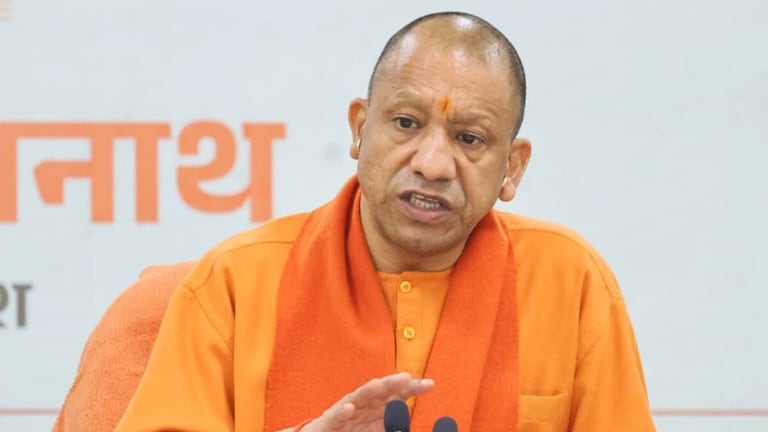 विश्वकर्मा जयंती पर सीएम योगी ने बांटे टूलकिट और चेक, खिल उठे कारीगरों के चेहरे cm yogi cabinet meeting
