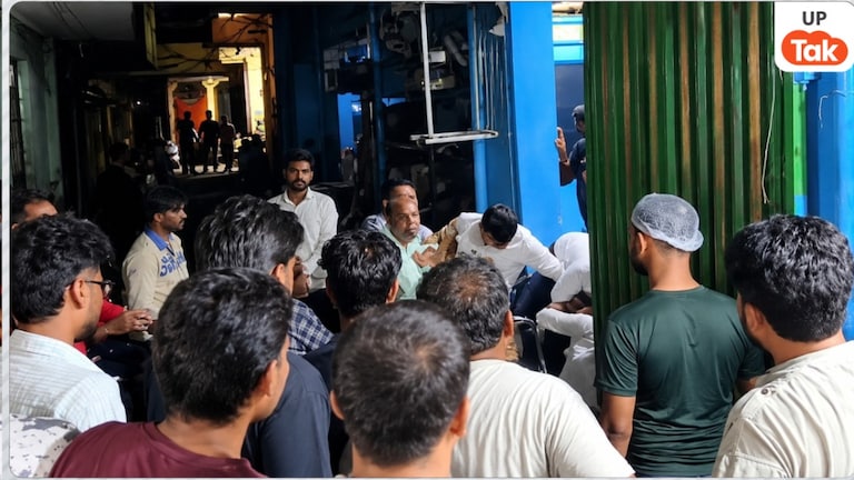 मुजफ्फरनगर में भिड़े सपा के दो नेता, चले लात-घूंसे और बेल्ट, बीच सड़क पर मारपीट का वीडियो वायरल Muzaffarnagar News