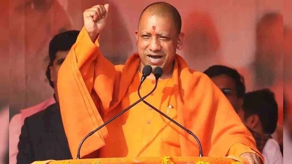 मुख्यमंत्री योगी आदित्यनाथ ने वाराणसी में किया स्वच्छता मित्रों का सम्मान