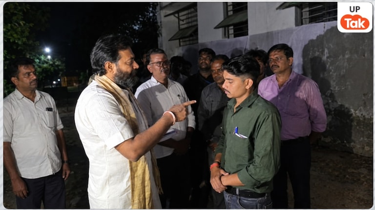 महोबा में सरकारी बीज की कालाबाजारी पकड़ते ही BJP विधायक बृजभूषण राजपूत ने गोदाम प्रभारी को जड़े थप्पड़; बोले- 'अखिलेश से मिले हो' Mahoba News