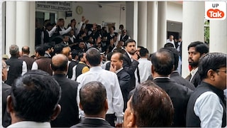 झांसी में गुस्साए वकीलों की भीड़ ने दरोगा को दौड़ा-दौड़ा कर मारा, ऐसे भागकर बचानी पड़ी जान Jhansi News