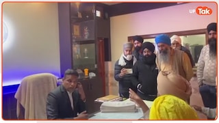 रामपुर: सेंट फ्रांसिसी स्कूल के प्रिंसिपल की कुटाई, बच्चों से बदसलूकी के आरोप में 4 सेकंड में मारे 6 तमाचे UP Tak