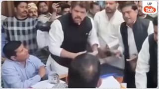 सपा नेता अज्जू इसहाक ने नगर आयुक्त को सबके सामने हड़काया वीडियो वायरल, बोले- लॉर्ड हो क्या तुम? viral video