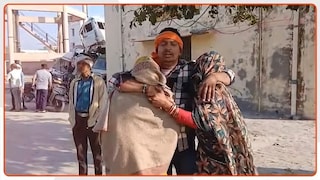 यमुना एक्सप्रेसवे पर भीषण टक्कर, 6 की मौत, बस ड्राइवर और कंडक्टर गिरफ्तार Hathras Road Accident