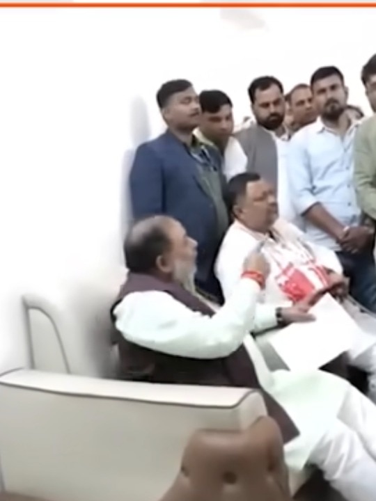 सबके सामने ही मंत्री दयाशंकर सिंह ने लगा दी शिक्षक को डांट, सोशल मीडिया पर वीडियो वायरल