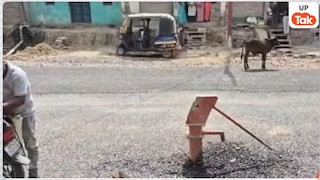 बीच सड़क पर छोड़ दिया गया हैंडपंप, मीरजापुर का ये पूरा मामला हैरान कर देगा Mirzapur News