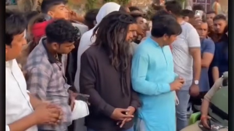 मथुरा में फरसा वाले बाबा की मौत के बाद 'जिहादी' शब्द सुनते ही भड़के अधिकारी, वीडियो में देखें हुआ क्या था