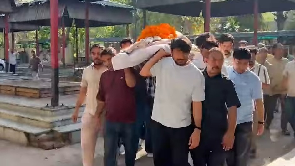 हरीश राणा की अर्थी को कंधा देते बिलख पड़ा छोटा भाई, परिवार ने दी भावुक विदाई