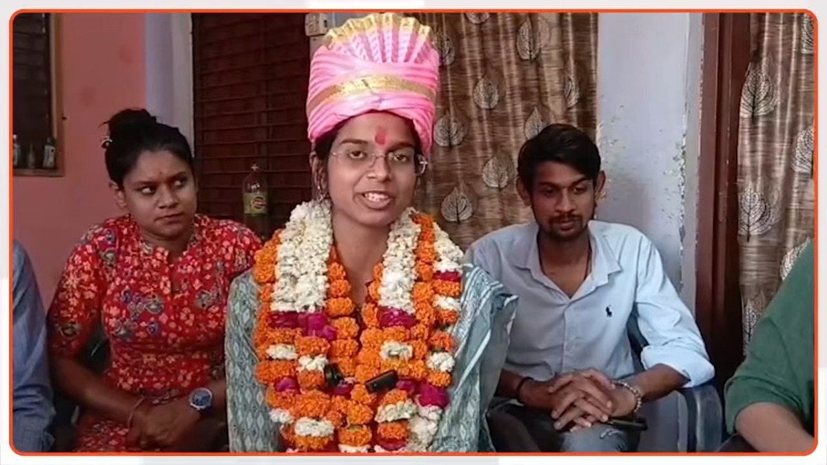 पिता लगाते हैं टायर पंक्चर अब बेटी चलाएगी प्रशासन! बुलंदशहर की गायत्री वर्मा ने UPPCS में पाई Rank-210