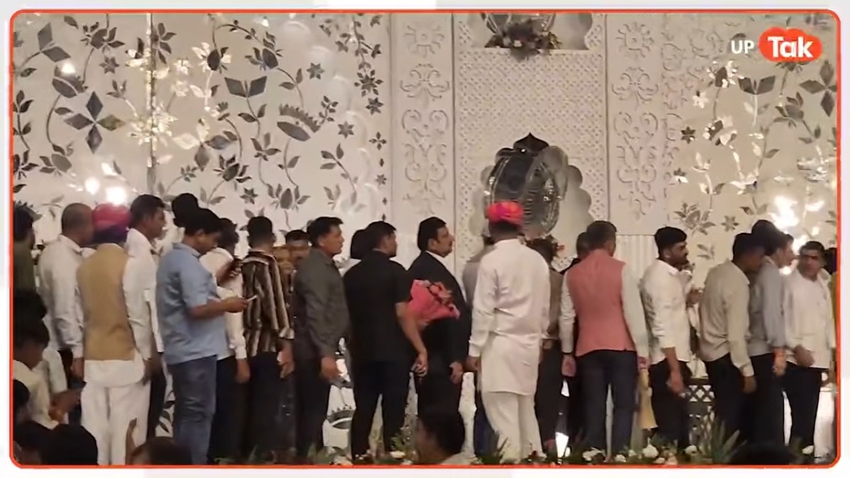 IPS केके बिश्नोई और अंशिका वर्मा के रिसेप्शन में स्टेज पर पहुंची भारी भीड़, फिर ये हुआ