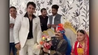 सफेद कोट-पैंट, ब्लैक शर्ट... IPS केके बिश्नोई के रिसेप्शन में राउडी अंदाज में पहुंचे ASP अनुज चौधरी, बन गया माहौल UP Tak