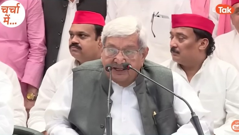 चर्चा में: कौन हैं मुलायम सिंह यादव के वो गुरु जिन्होंने अखिलेश यादव को विधानसभा चुनाव के लिए दिया जीत का आशीर्वाद